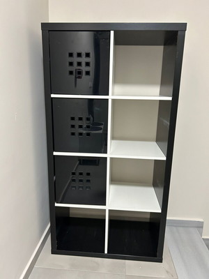 Ραφιέρα KALLAX IKEA μεταχειρισμένη, 77x147cm, με τρία μαύρα πλαστικά ράφια