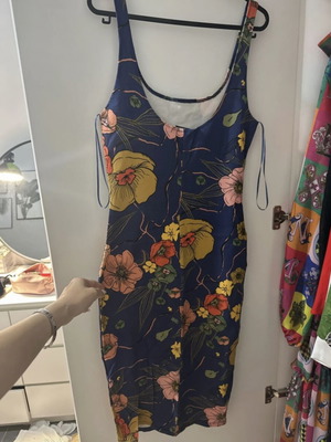 Αμάνικο μίνι φλοράλ φόρεμα Pull & Bear μέγεθος M, σαν καινούργιο