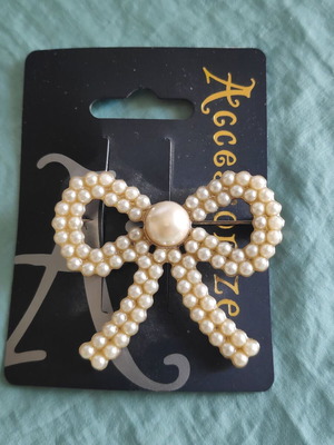 Accessorize bow-shaped broach with pearls new, beige