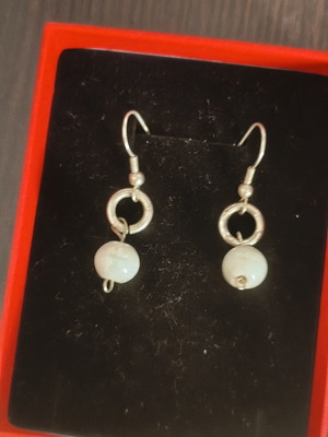 Earrings like new, very good steel, white and silver