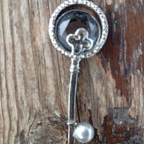 Key pendants set with long chains like new, silver and gold tone