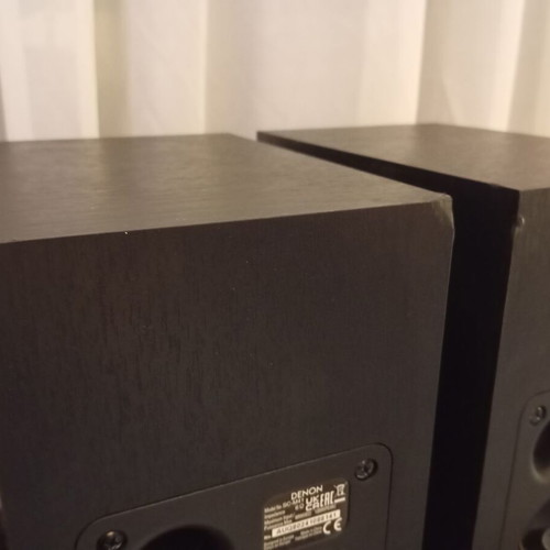 Fosi Audio V1.0G 2x50W amplifier with Denon SC-M41 bookshelves and cables