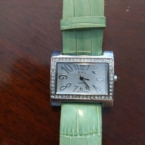 Women's wristwatch green color like new, analog with square dial