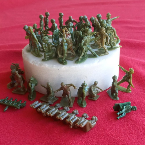 Vintage collectible miniature soldiers 1960, like new, set of 38
