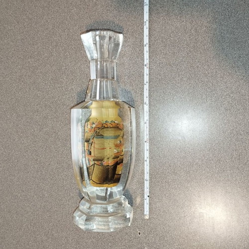 Glass vase with Chinese motifs like new