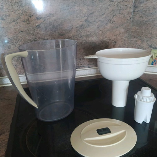 Water filter pitcher used with date system on lid