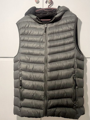Sleeveless Quilted Jacket with Hood Large, like new, gray