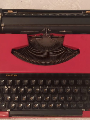 Brother Deluxe 220 portable typewriter Retro Red like new with case