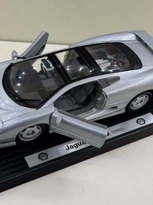 Jaguar XJ220 1:24 scale model car Sportscar Collection Shell