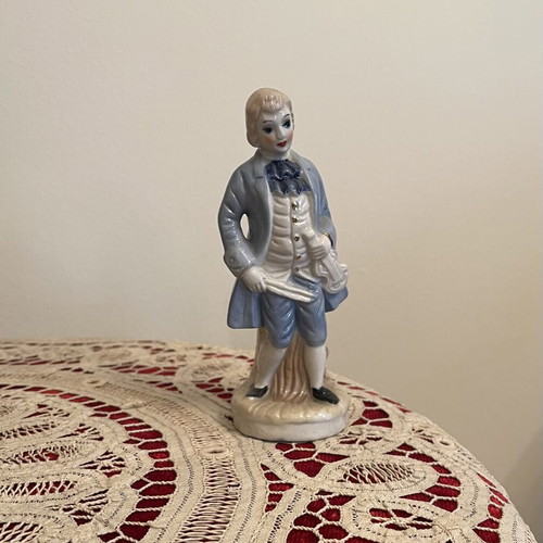 Vintage porcelain figurine musician with violin in excellent condition