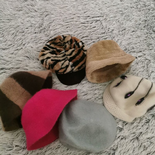 Women's winter hats pack of 6 like new, brown and pink