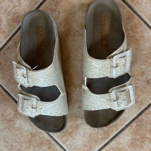 Colors of California white slippers used, size 38
