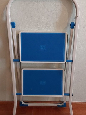 Step stool 2-step blue like new