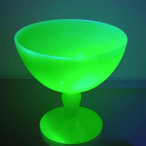 RARE Vintage Fruit Bowl Uranium Glass Jadeite '30s - Glows GREEN under UV