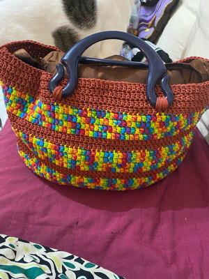 Πλεκτή χειροποίητη tote bag καινούργια, πολύχρωμη με ξύλινο πάτο