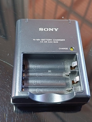 Φορτιστής μπαταριών Sony BC-CS2B μεταχειρισμένος για μπαταρίες AA και AAA