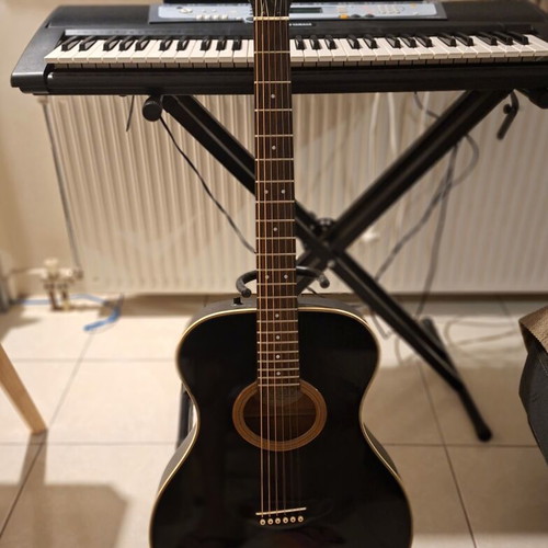 Yamaha APX 5 electroacoustic guitar used with hard case and stand