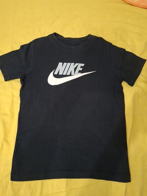 Детска черна тениска Nike, размер M (137–147 см)