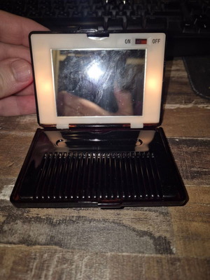 Vintage portable makeup mirror with comb 1982 new