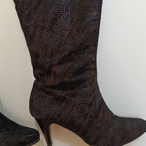 Boots size 38 like new, leather with stamped pattern, black