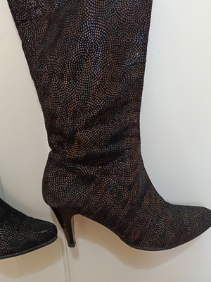 Boots size 38 like new, leather with stamped pattern, black