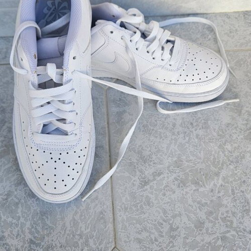Nike boys' shoes size 40 like new, white
