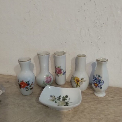 Set of miniatures on shelf like new, 10 pieces