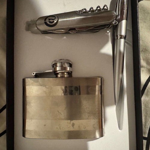 Men's gift set like new with flask, multitool and pen