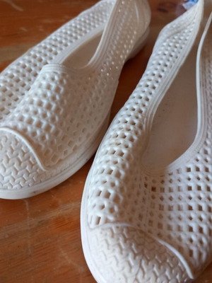 G&G white beach shoes size 35 new
