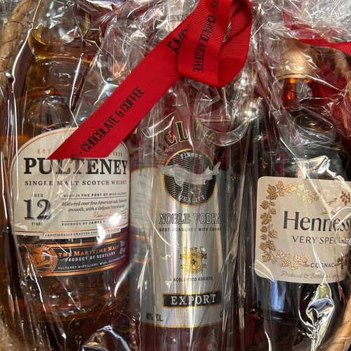 Basket with three drinks Scotch Whisky Polteney 12 Years, Noble Vodka, Hennessy Very Special Cognac