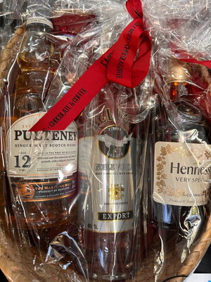 Basket with three drinks Scotch Whisky Polteney 12 Years, Noble Vodka, Hennessy Very Special Cognac