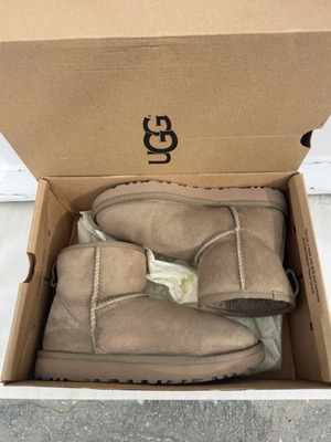 Ugg Mini II Antilope Size 37 Like New