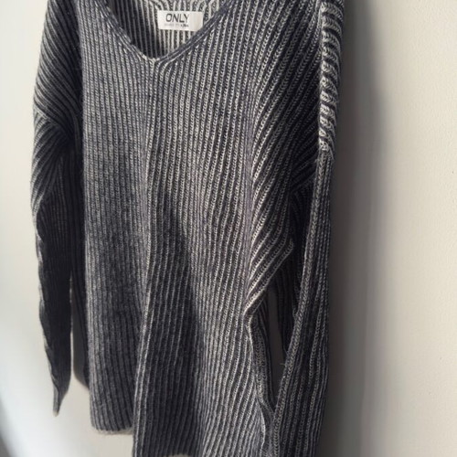 Only ribbed knit sweater with V neck, like new, size M, grey/black melange