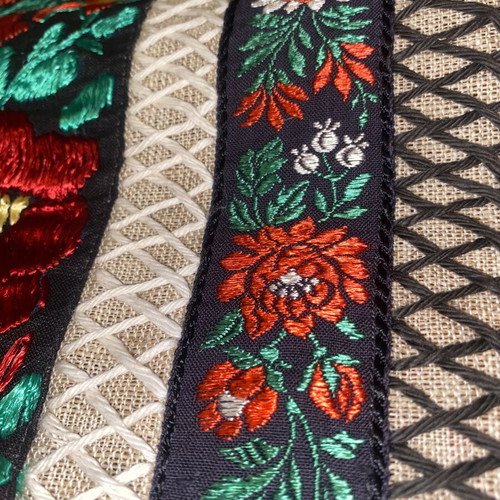 Vintage table runner on natural linen, like new, Hungarian folk embroidery