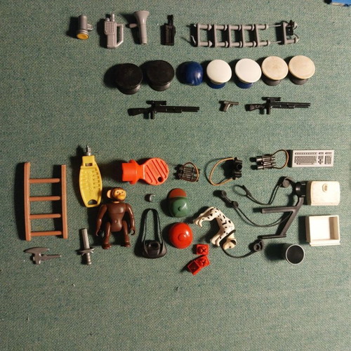 Playmobil police, post and other sets used, 25 figures and equipment