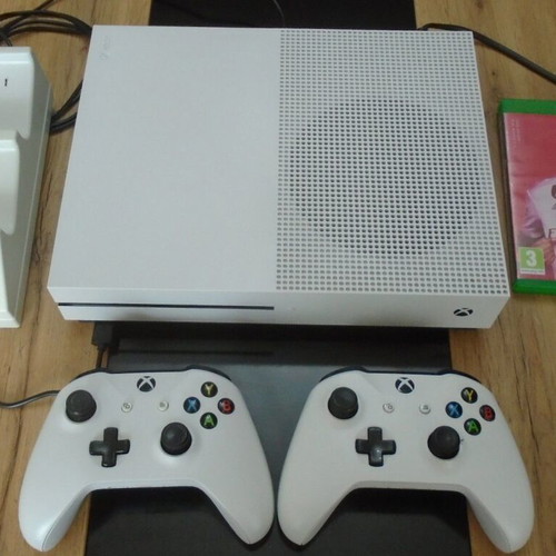Xbox One S console like new, 500GB, 2 wireless controllers, FIFA20