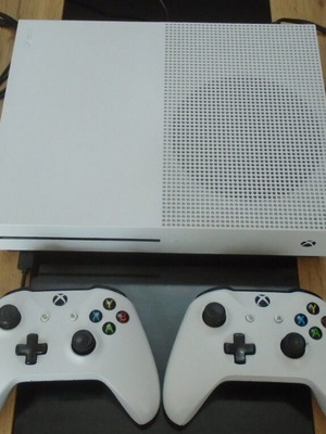 Xbox One S console like new, 500GB, 2 wireless controllers, FIFA20