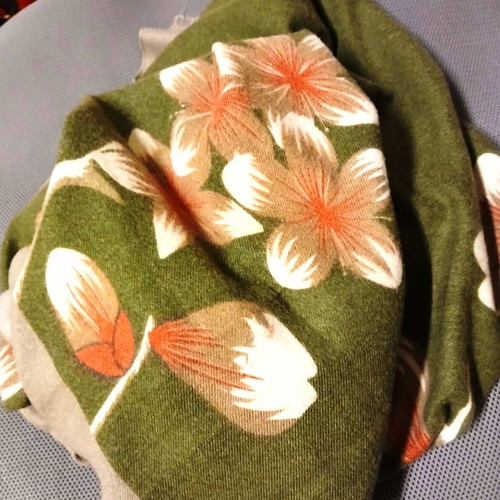Pashmina like new with wool and floral pattern