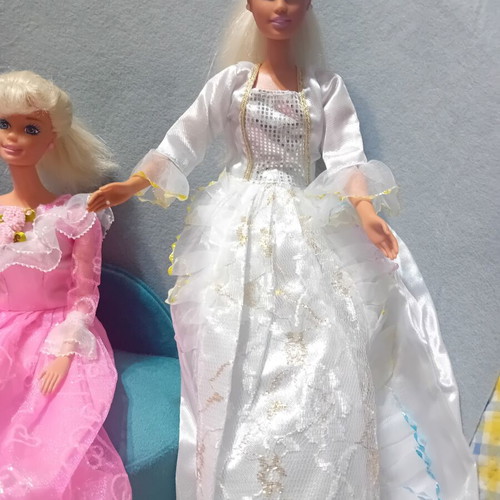 Barbies lot No7 vintage with dresses
