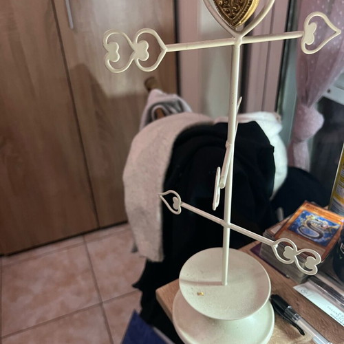 Necklace stand like new in very good condition