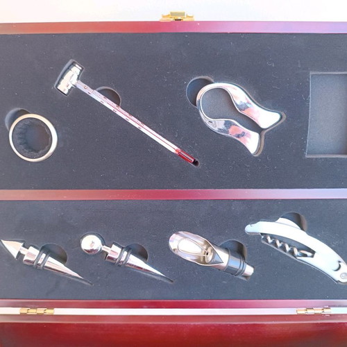 Wine box new with accessories and gift