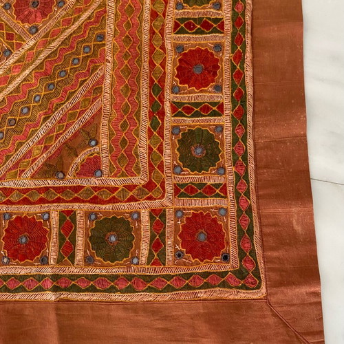 Ethnik throw like new with geometric pattern and terracotta base