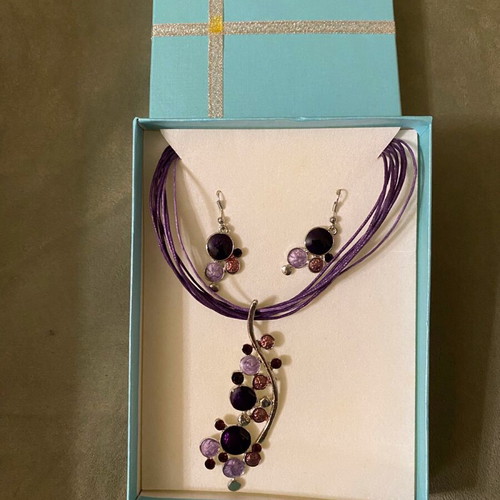 Set necklace and earrings like new, purple and silver