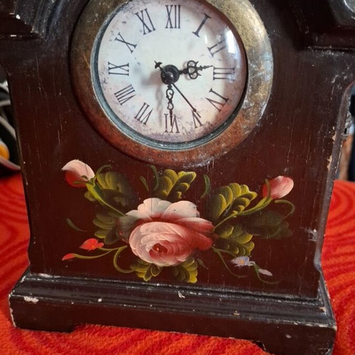Mantel clock tabletop used with hand-painted flowers