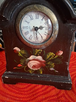 Mantel clock tabletop used with hand-painted flowers