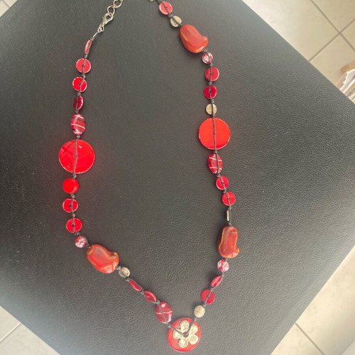Pendant necklace used with red stones