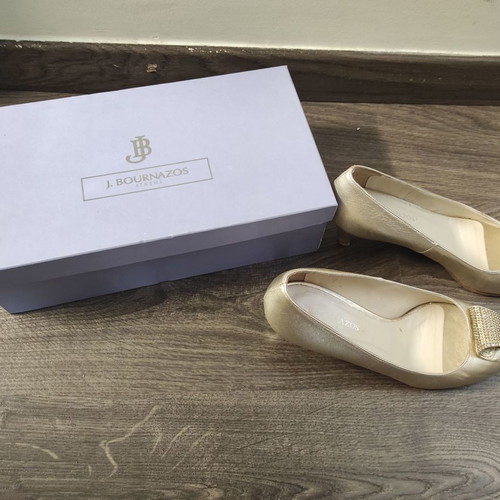 Peep toe pumps used in gold color