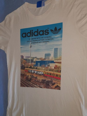 Adidas Originals Spree Vollgas «Berlin» μπλουζάκι με φωτογραφικό τύπωμα σε λευκό, μέγεθος M