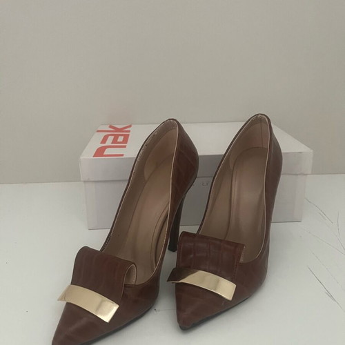 Brown pumps like new with unique design and 10cm heel