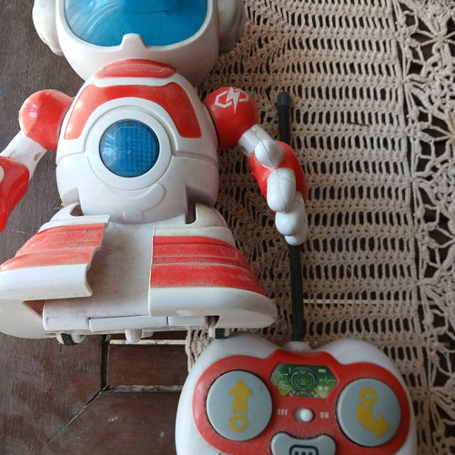 Manual robot with controller, like new, bright image and sounds